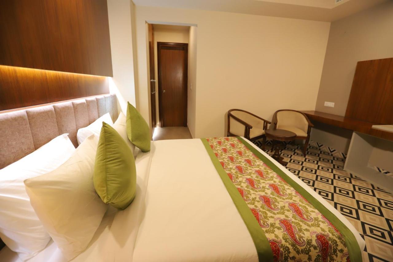 Ip Royal Hotel - Нью-Дели Экстерьер фото