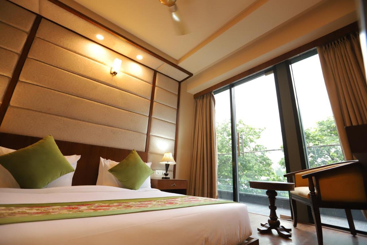 Ip Royal Hotel - Нью-Дели Экстерьер фото