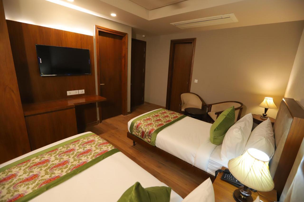 Ip Royal Hotel - Нью-Дели Экстерьер фото