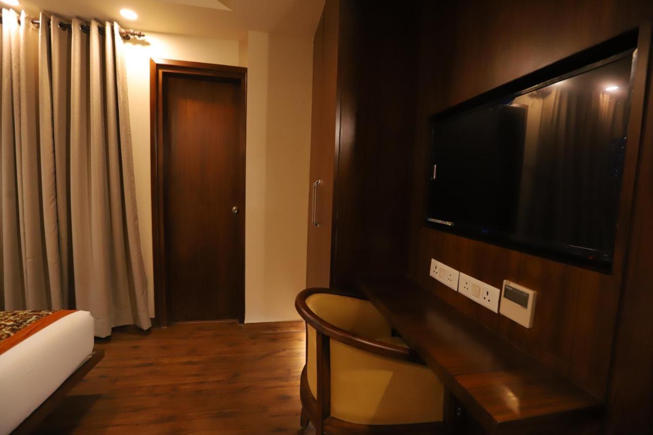 Ip Royal Hotel - Нью-Дели Экстерьер фото