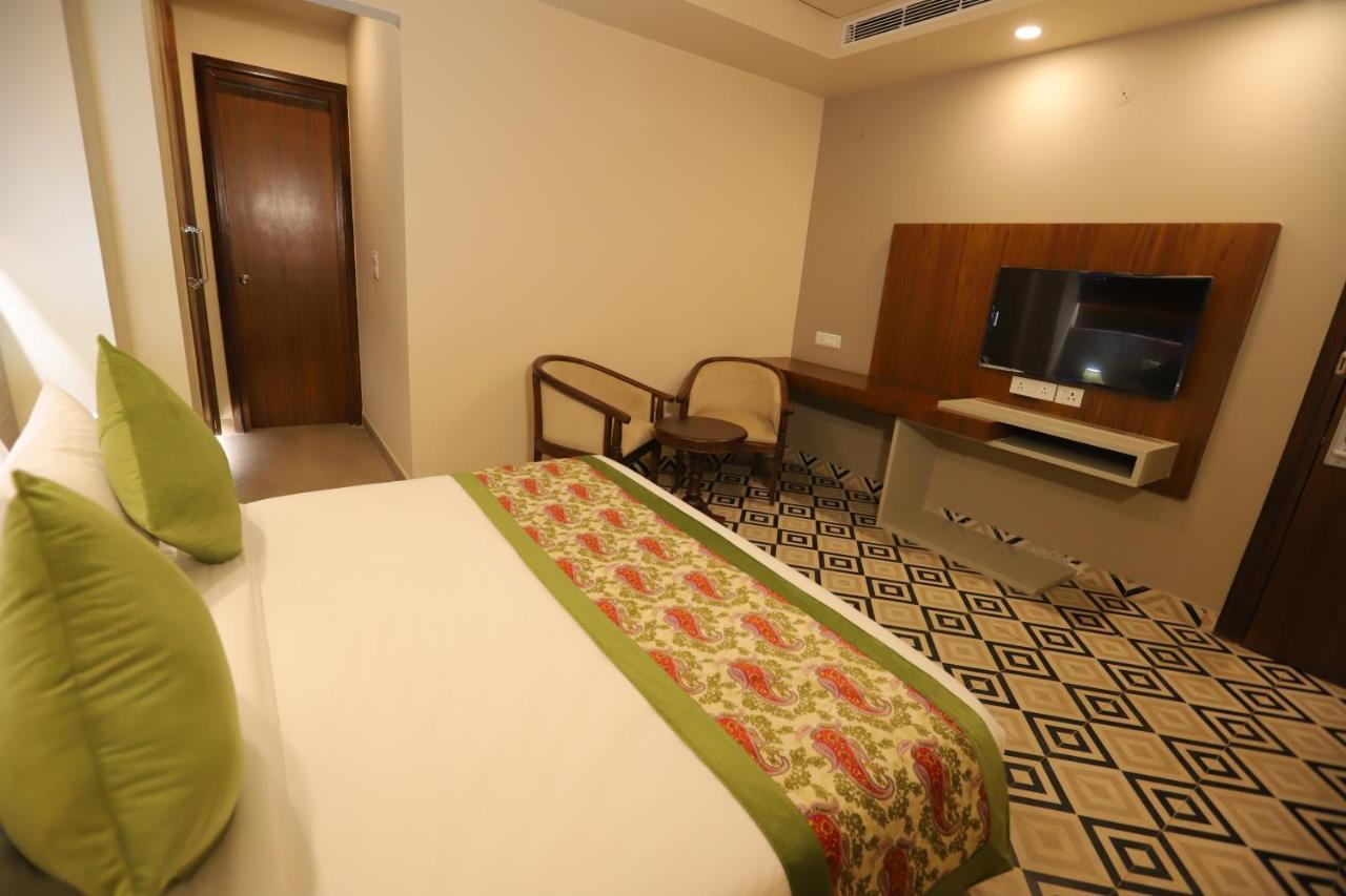 Ip Royal Hotel - Нью-Дели Экстерьер фото