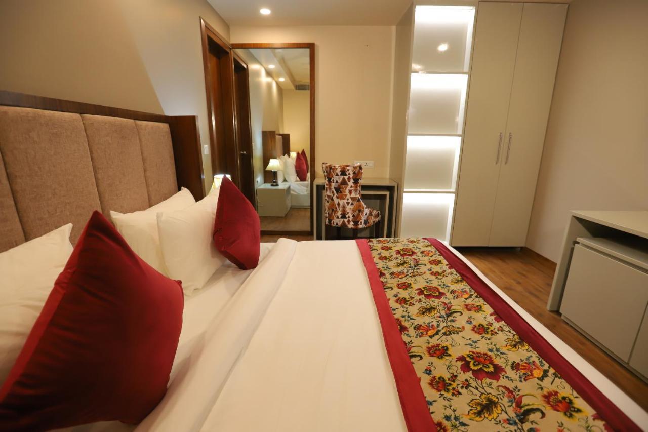 Ip Royal Hotel - Нью-Дели Экстерьер фото
