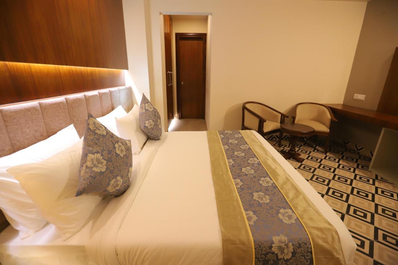 Ip Royal Hotel - Нью-Дели Экстерьер фото