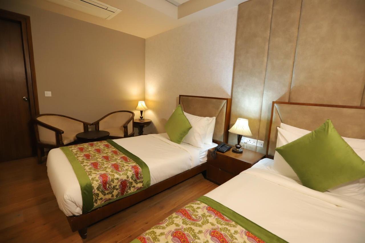 Ip Royal Hotel - Нью-Дели Экстерьер фото